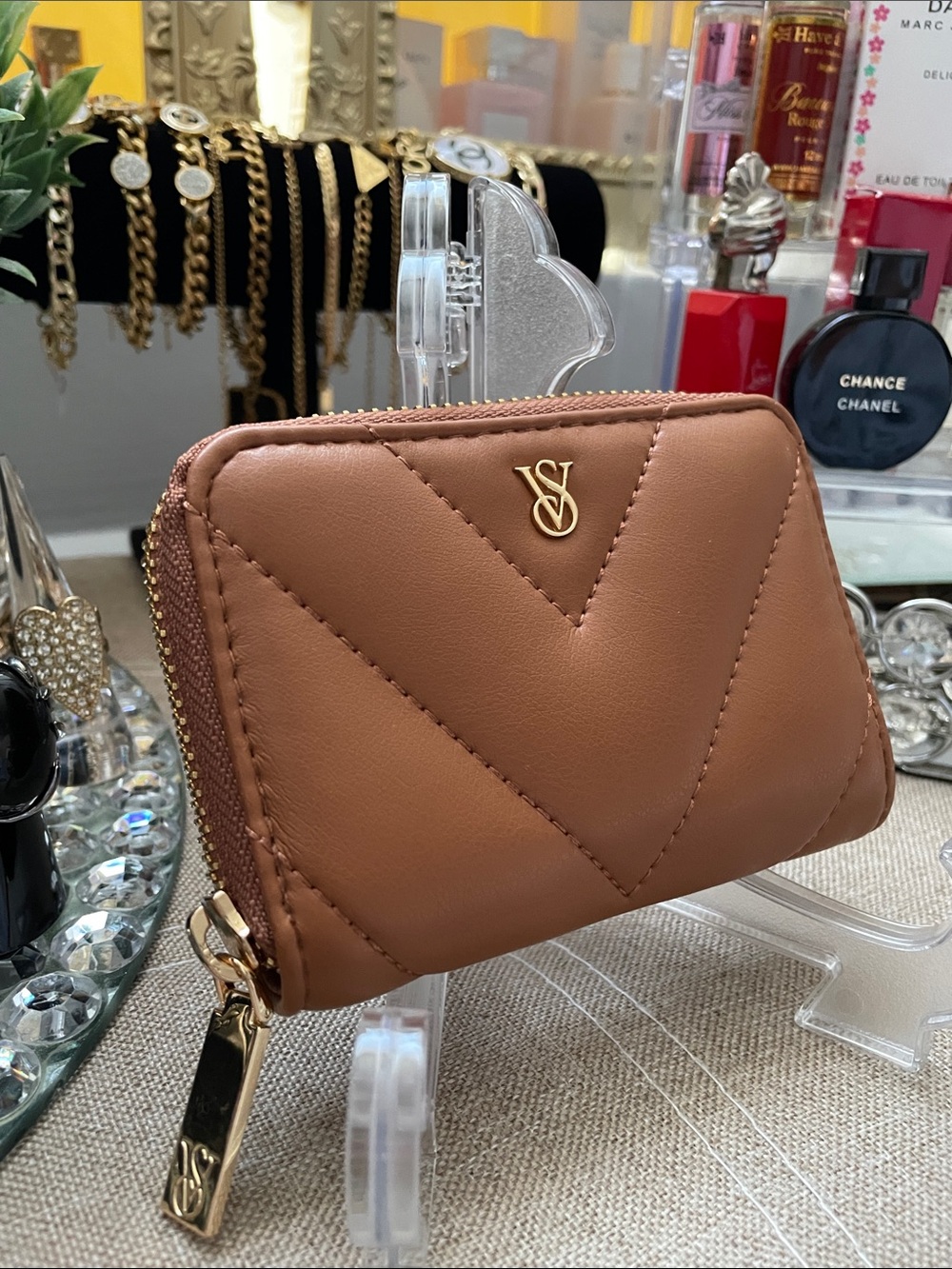 ✨Victoria's Secret Quilted Compact Zipper Wallet ✨NEW - Picture 2 of 5